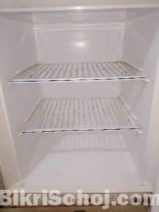 ব্যবহৃত ফ্রিজ বিক্রি।